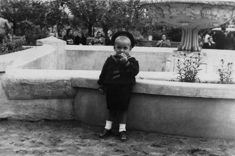  Чаша Каменный цветок перед Тираспольским ГДК